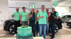 Standort-Leiterin Susan Kittel (2.v.l.) empfing mit ihrem Team (in grünen Shirts) am Samstag viele Besucher im Weißenfelser Skoda-Autohaus, darunter Reinhold Schmidt (3.v.l.) und Sven Pöhl (2.v.r.). Im Hintergrund steht der neue Elektro-Skoda Elroq.
