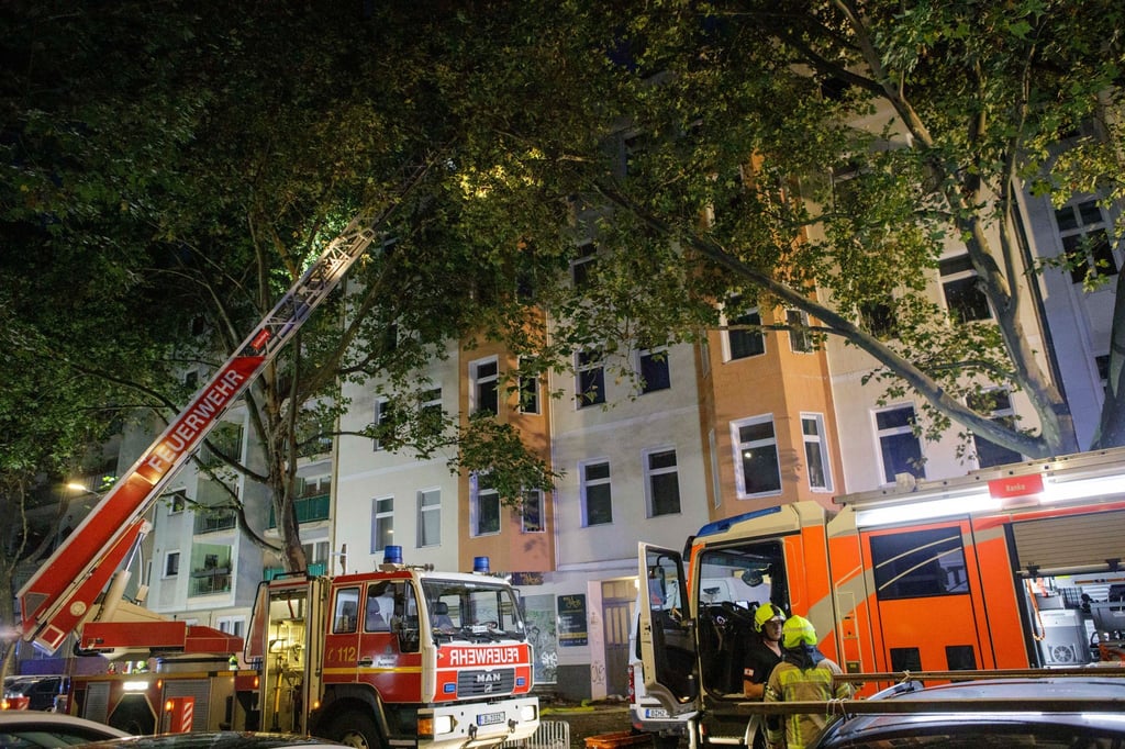 In der Motzstraße in Schöneberg ist der Dachstuhl eines Wohnhauses in Brand geraten, verletzt wurde niemand.