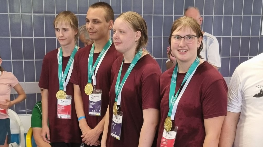 Geschafft, aber stolz: Gold für Halberstadt auch in der Staffel über 4x50 Meter Freistil bei den Landesspielen der Special Olympics in Halle.