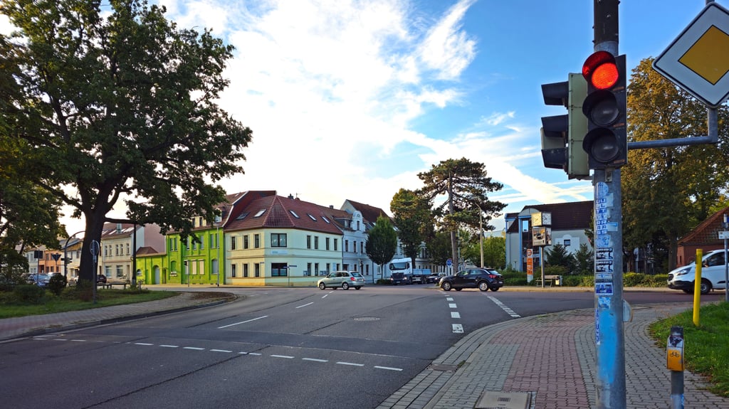 Hier an der Ampelkreuzung Frauentorplatz in Zerbst könnte der lange gewünschte Kreisel gebaut werden.