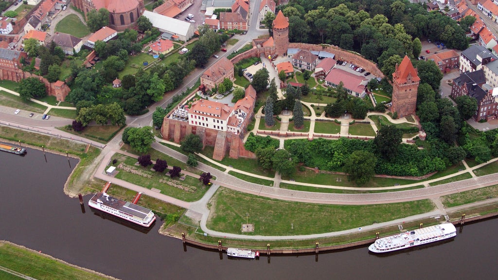 Das Hotel Schloss Tangermünde von oben.
