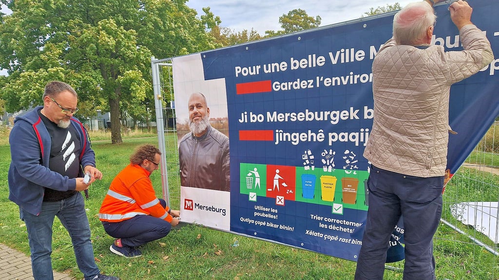 Auf großen Plakaten wird mehrsprachig die richtige Müllentsorgung erklärt.