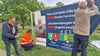 Auf großen Plakaten wird mehrsprachig die richtige Müllentsorgung erklärt. 