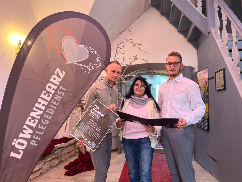 Organisatoren Niklas Hafemann und Ute Winkler mit Sponsor Nico Batzke (von links) bei den letzten Absprachen in der Pabstorfer Kirche.