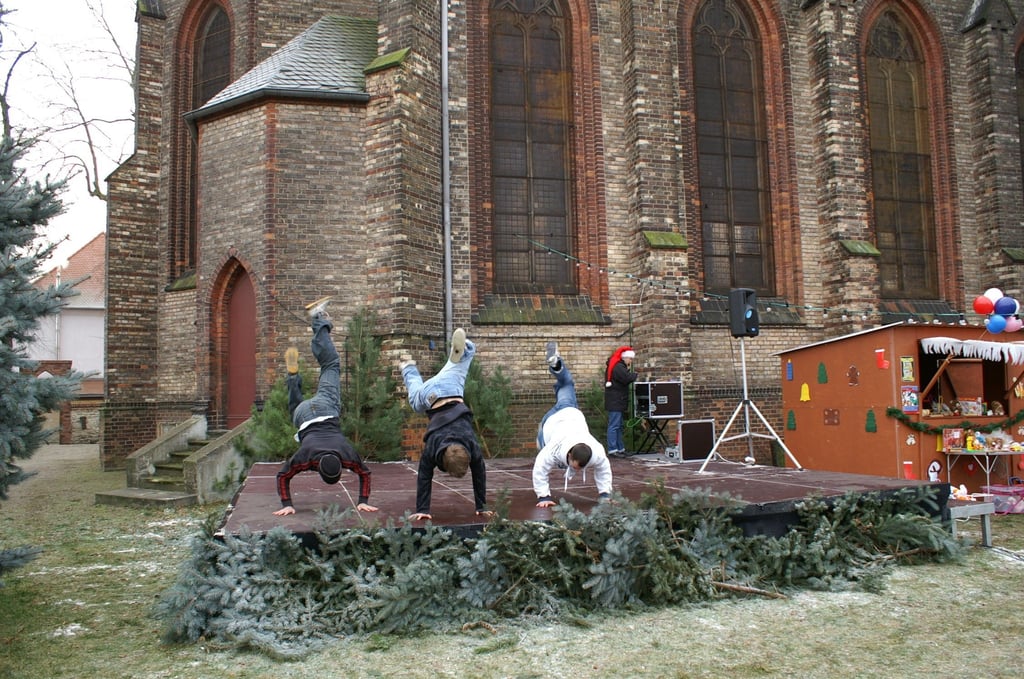 Seit vielen Jahren wird in Magdeburg-Salbke ein Adventsmarkt veranstaltet. Die Bühne wird jedoch bisher ohne Dach genutzt. Das soll sich ändern.