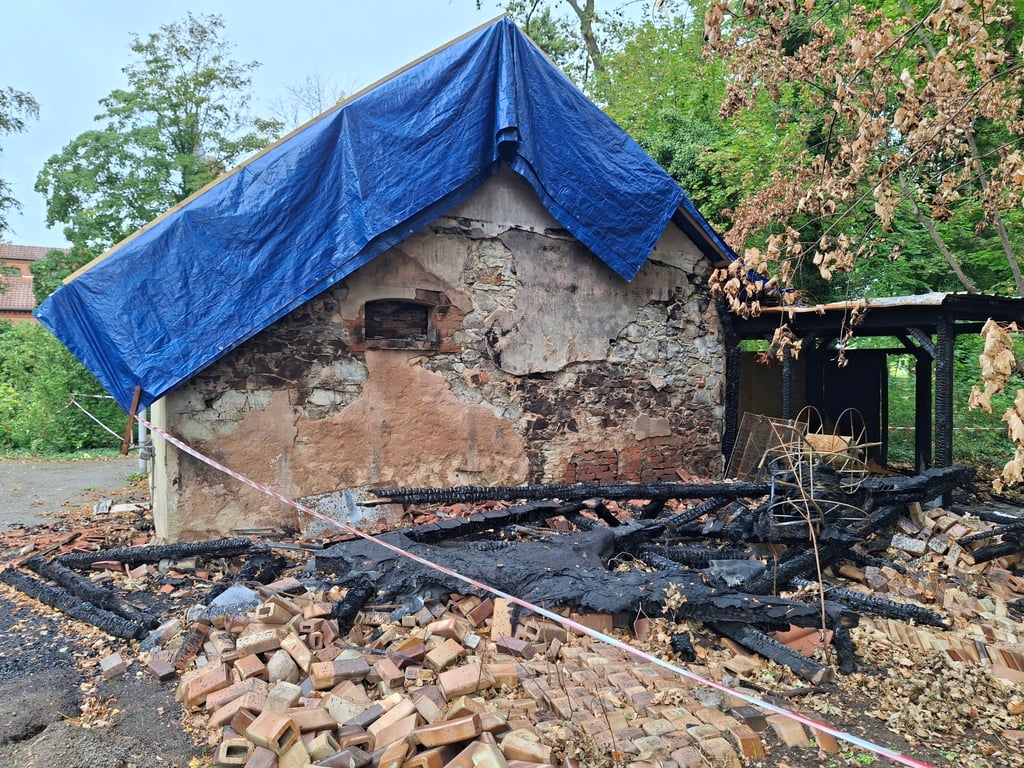 Beim Blick auf die Hinterseite der ehemaligen kleinen Kapelle auf dem Haldensleber Friedhof wird das Ausmaß der Zerstörung durch das Feuer deutlich.