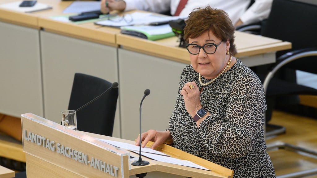 Petra Grimm-Benne (SPD), Ministerin für Arbeit, Soziales, Gesundheit und Gleichstellung des Landes Sachsen-Anhalt, Hat ihr Mandat für den Stadtrat Schönebeck niedergelgt.