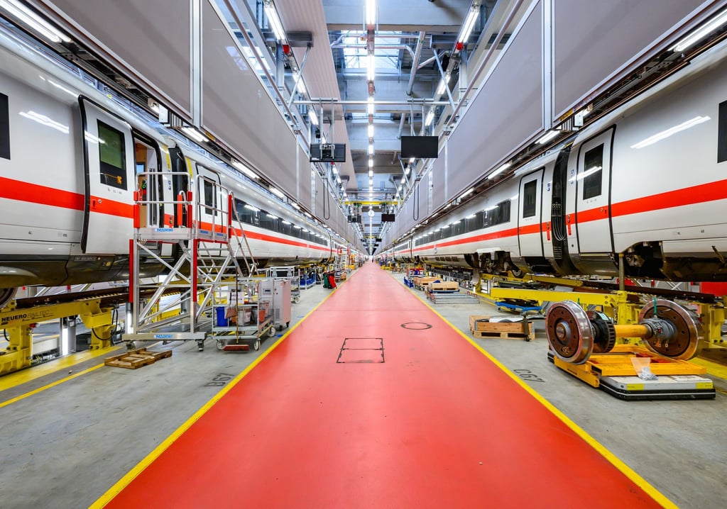 Die Deutsche Bahn betreibt in Cottbus ein Instandhaltungswerk für ICE. (Archivbild)