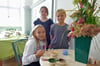 Nala Richter (Mitte) vollendet erst am Tag der Ausstellung  des Kinder-Kunst-Kalenders zum  Stadtjubiläum von Zahna ihre getöpferte Stadt.