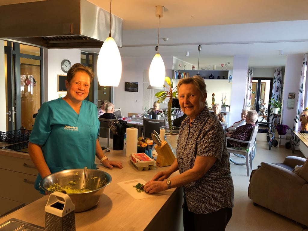 Bewohner im Sankt-Georg-Stift werden aktiv in den Alltag eingebunden: Hier bereitet Waltraud Kaul (r.) mit Alltagsbegleiterin Jana Hoppe einen Salat zu.