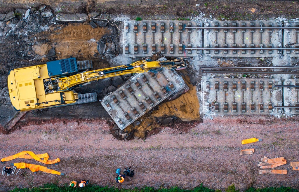 Mit schwerer Technik wurde heute auf einem Teilstück der Bahnstrecke Hamburg-Berlin die vor Jahrzehnten eingebaute feste Fahrbahn aus Beton abgebaut. Dazu wird die Strecke in sechs Meter lange Platten zerschnitten und per Eisenbahndrehkran abtransportiert.