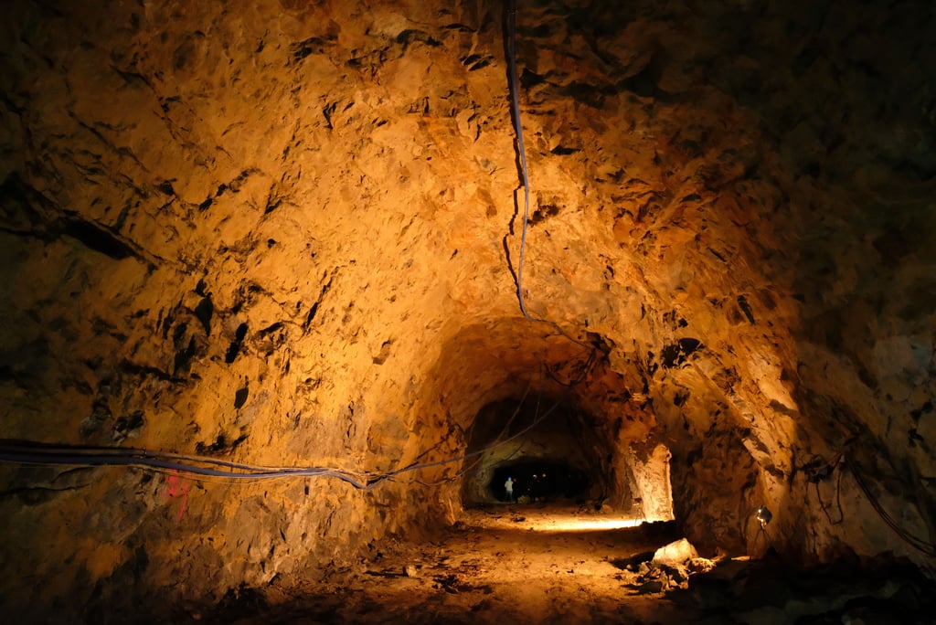Blick in die unterirdische Anlage der ehemaligen Klosterwerke. Solche riesigen Hallen haben Häftlinge des KZ-Außenlagers in der Oesig ab Oktober 1944 vom sogenannten Walter-Hartmann-Stollen aus in den Eichenberg getrieben. Bis auf einen kleinen, 50 Meter langen Abschnitt sind diese Hohlräume verfüllt worden.