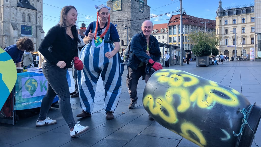 „Klix3“ sagt den Kohlenstoffdioxid-Emissionen den Kampf an. Der Obelix ähnlich sehende „Klimaklix“ boxt daher mit Unterstützern jede Tonne CO2 aus dem Weg,