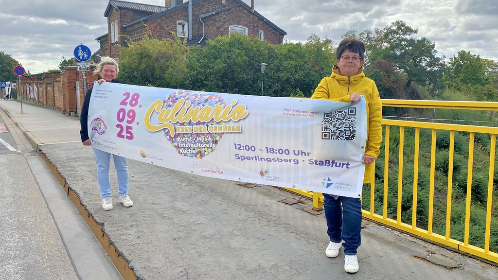 Die Werbebanner für die „Culinario“ auf dem Sperlingsberg hängen: Nicole Gallinat und Sylvia Götze auf der Schlachthofbrücke.