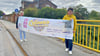 Die Werbebanner für die „Culinario“ auf dem Sperlingsberg hängen: Nicole Gallinat und Sylvia Götze auf der Schlachthofbrücke.