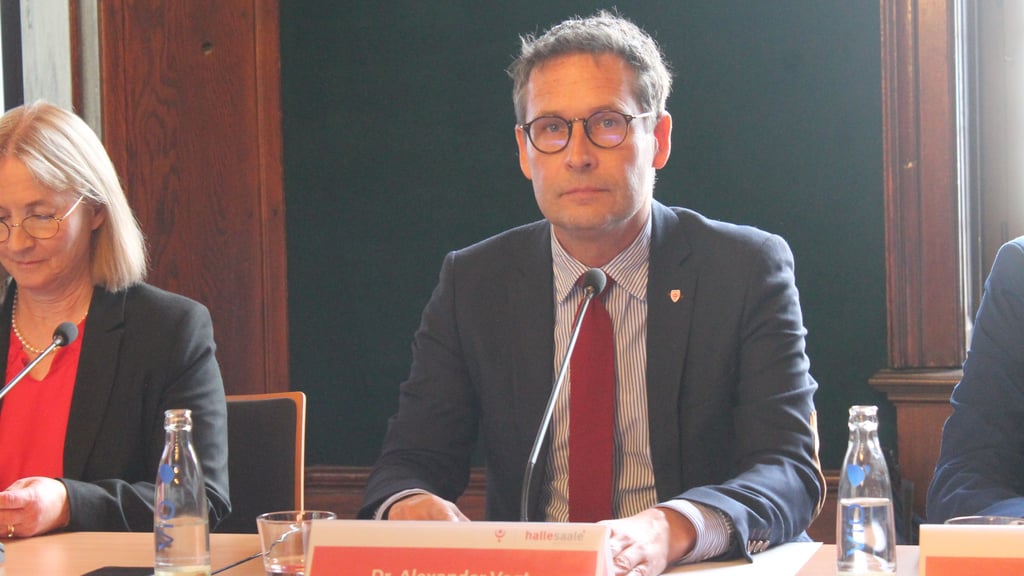 Halles Oberbürgermeister Alexander Vogt im Stadthaus
