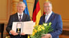 Andreas Porsche  (li.)  erhält in Magdeburg von  Ministerpräsident Reiner Haseloff (CDU)  den  Verdienstorden.  