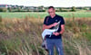 Dass auf der Fläche hinter ihm ein Solarpark entstehen soll, hofft Ortsbürgermeister Johannes Heber noch abwenden zu können. 