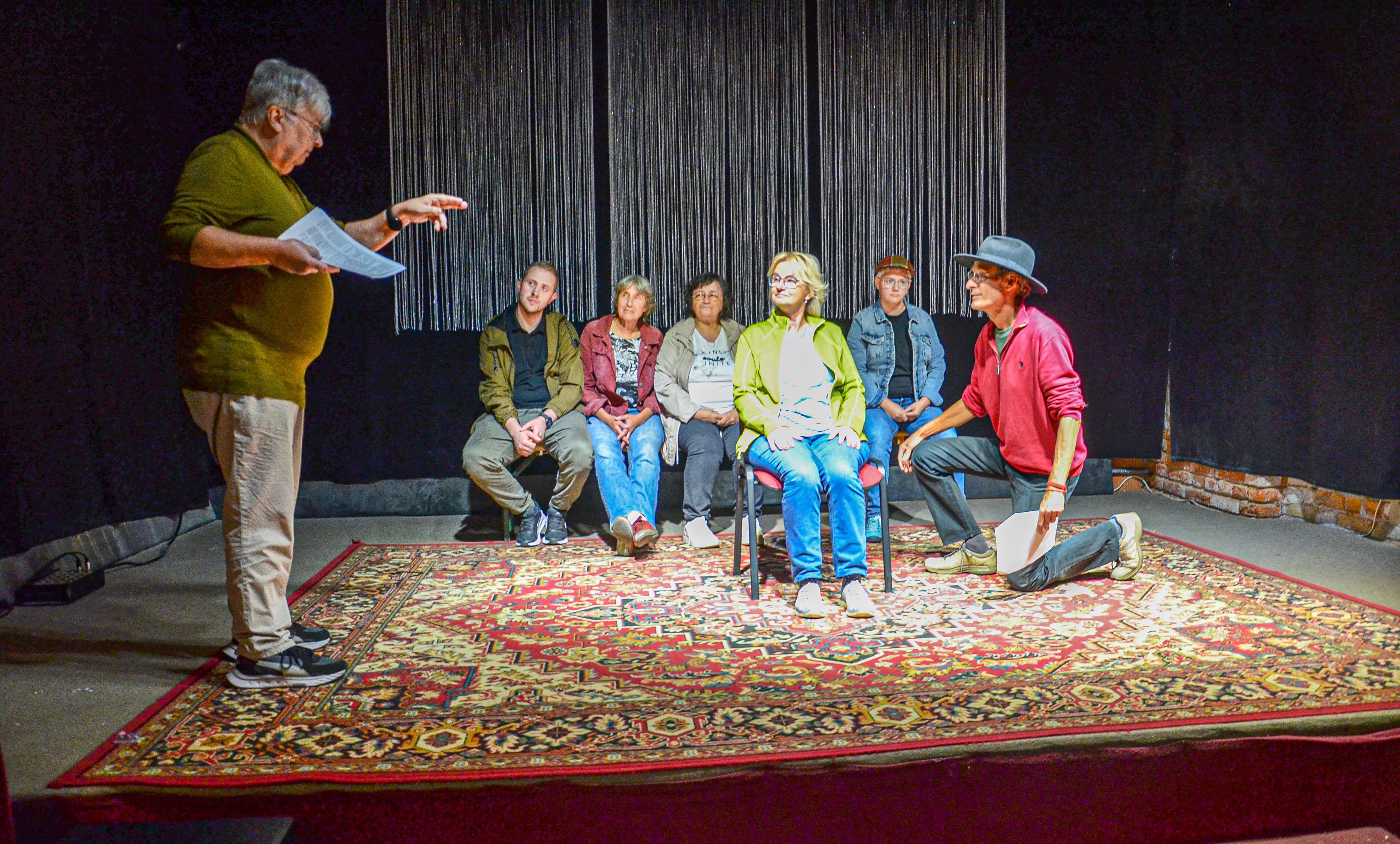 Theaterpremiere in Zerbst: Vom Rathaus auf die Bühne: Bürgermeister spielt in Bielers DDR-Drama „Nachtwache“ mit