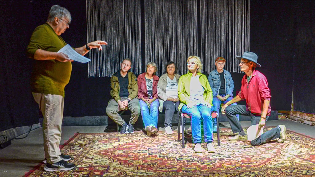 Unter der künstlerischen Anleitung von Hans-Rüdiger Schwab (l.) laufen die Proben für das Manfred-Bieler-Stück „Nachtwache", das am 20. September erstmals in Zerbst vom Laienensemble der Essenzen-Fabrik aufgeführt wird.
