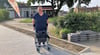 Wie soll sie mit ihrem Rollator nun gefahrlos zur Bäckerei kommen? Christel Haberland hat kein Verständnis für die Planungen. 