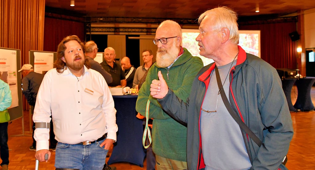 Bürgerdialog der EnBW im LIW-Saal zum Windpark-Projekt im Wald mit angeschlossener Wasserstoffproduktion. An mehreren Stationen standen EnBW-Fachleute zu verschiedenen Themen wie Windenergie, Wald, Natur- und Artenschutz Rede und Antwort, hier Hans-Dieter Kregel (von rechts) aus Mieste und Stadtrat Peter Wiechmann (SPD) aus Gardelegen im Gespräch mit Timur Hauck von der EnBW.
