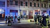 Die Feuerwehr Halle (Saale) war mit einem Großaufgebot am alten Markt im Einsatz. Aus dem Tattoostudio drang dichter Rauch. 