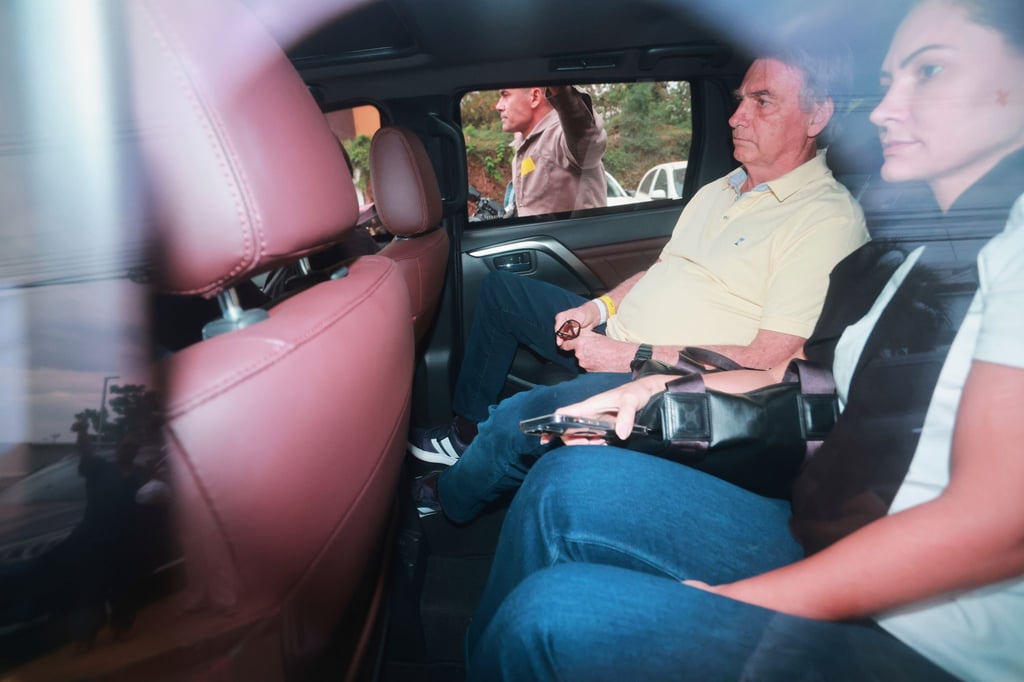 Brasiliens früherer Präsident Jair Bolsonaro verlässt ein Krankenhaus.