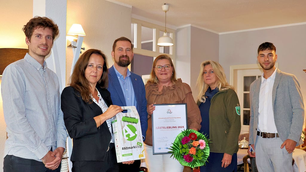Qualitätsbeauftragter Max Schurz (von links), ART-Geschäftsführerin Carla Reckling-Kurz, Bürgermeister Mathias Bölt, Inhaberin Birka Müller, Babett Wickler, Partnernetzwerkkoordinatorin beim Biosphärenreservat Mittelelbe, und Jakob Müller freuten sich im „Altstadtcafé“ in Havelberg, dass der „Gästeliebling“ in den Elb-Havel-Winkel vergeben wurde.