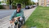 Katrin Rieder fand bei einer Hunderunde mit ihrem Beagle Sir Henry Hunderte Batterien - verteilt auf einer Grünfläche gegenüber einer Kita in Magdeburg. 
