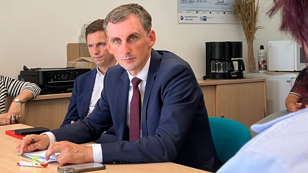 Bildungsminister Jan Riedel ist neben seinem Amt in Magdeburg auch Stadtrat in Halle.