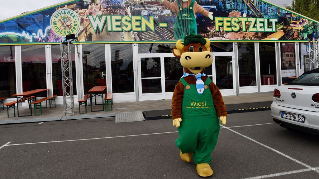Tausende Besucher werden am Wochenende wieder ins Festzelt und aufs Wiesengelände auf der Eisleber Wiese strömen. Doch Falschparker könnten nach dem Besuch eine böse Ü0berraschung erleben. 