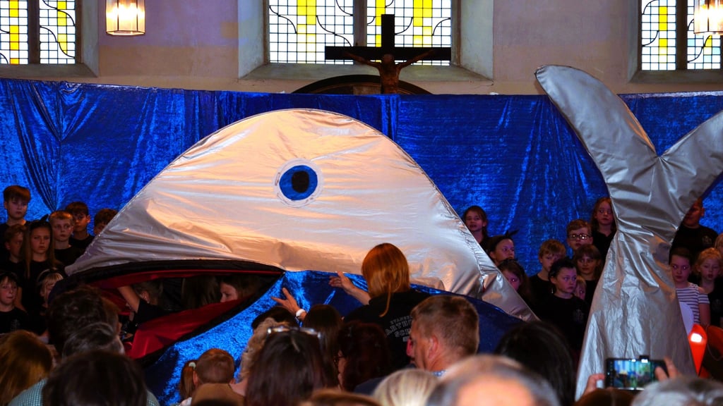 Auf einen Wal treffen die Besucher des Jubiläumsfestes der evangelischen Grundschule in Zerbst.