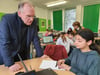 Ministerpräsident Reiner Haseloff beim Besuch einer Ganztagsschule in Salzwedel.