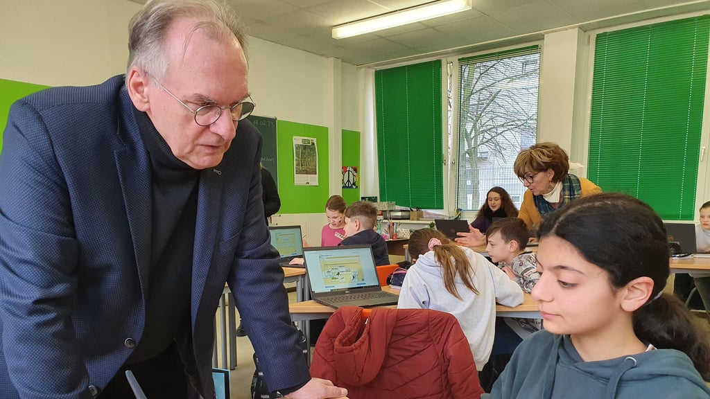 Ministerpräsident Reiner Haseloff beim Besuch einer Ganztagsschule in Salzwedel.