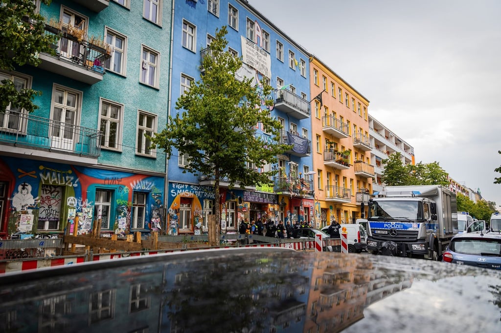 Polizeikräfte sind in der Rigaer Straße in Berlin-Friedrichshain im Einsatz. (Archivbild)