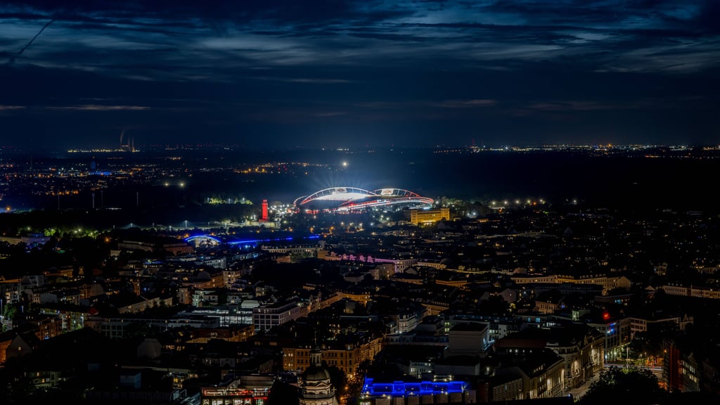 Stadion von RB Leipzig erstrahlt in der Stadt.