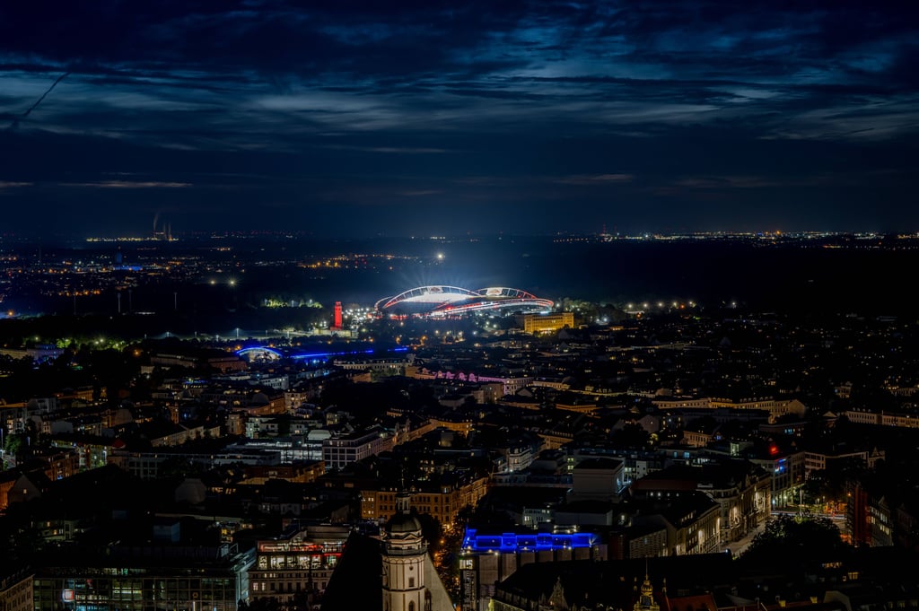 Stadion von RB Leipzig erstrahlt in der Stadt.