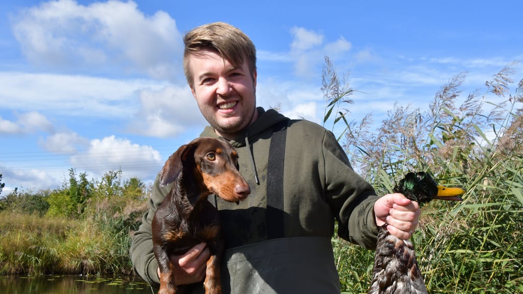 Danny Meißner hält in einer Hand seinen Hund Mika vom Rehsprung und in der anderen die begehrte Ente.