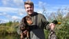 Danny Meißner hält in einer Hand seinen Hund Mika vom Rehsprung und in der anderen die begehrte Ente.