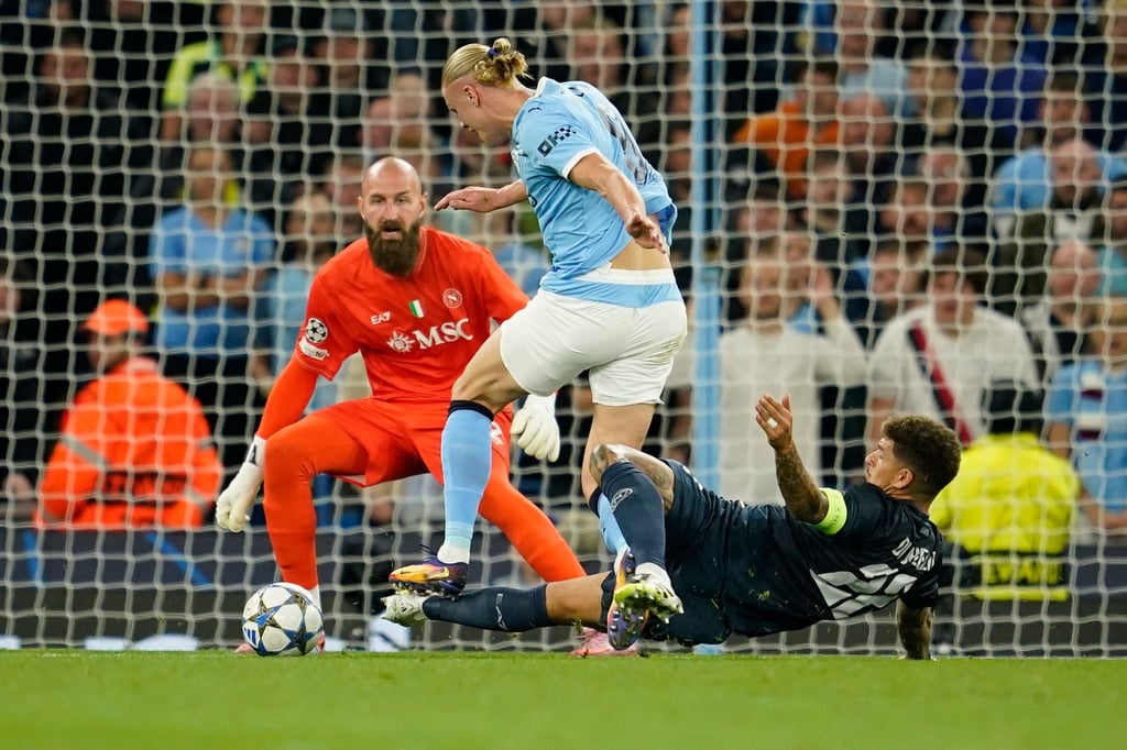 Für dieses Foul sah Di Lorenzo (rechts) Rot, Haaland traf gegen Neapel dennoch - und hat nun 50 Champions-League-Tore erzielt.