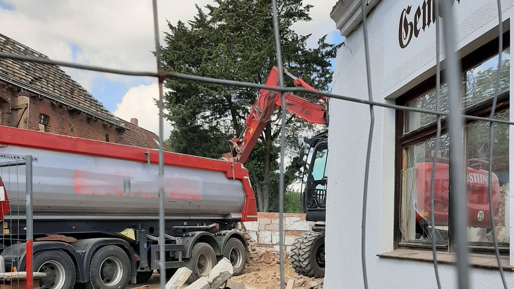 Seit dem Frühsommer ist das Vahldorfer Bürgerhaus Geschichte. Doch zum zum zweiten Quartal des kommednen Jahres soll eine neues Gebäude errichtet werden.