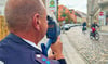  Die Polizei kontrolliert die Geschwindigkeit auf der Wilhelmstraße. 