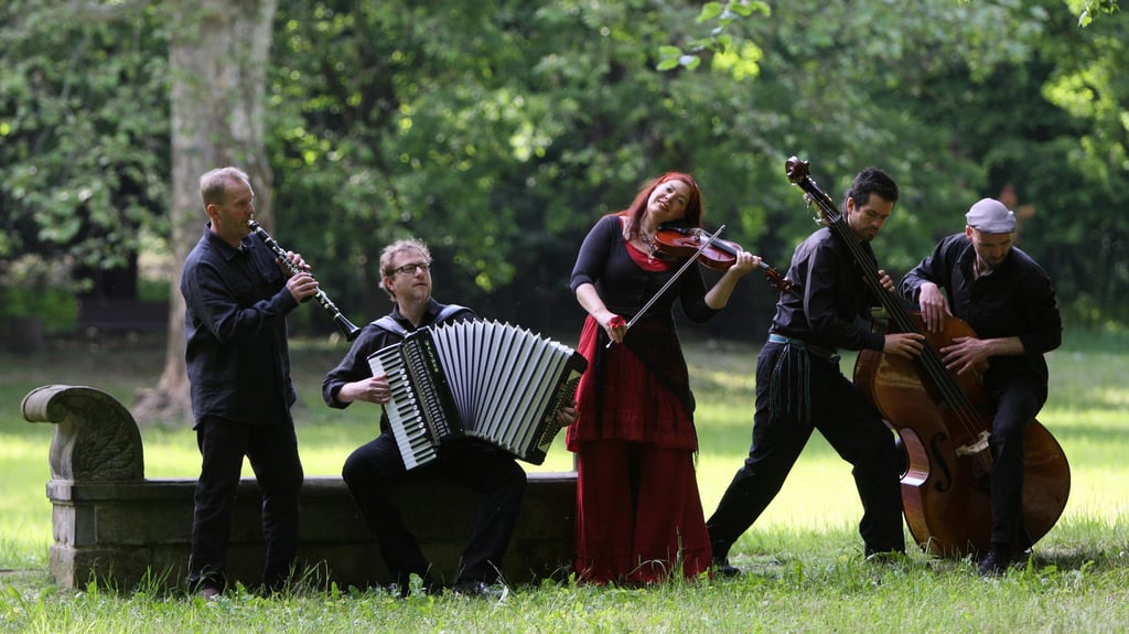 Die Band Foyal ist mit ihrer Mischung aus Folk und Weltmusik bei der 12. Kulturnacht in Magdeburg zu erleben - sie spielt live in der historischen Straßenbahn.