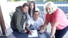 Jennifer Lee (von links), Anna Skowasch, Dominik Mosebach und Ilona Rohde gehören zu der Elterinitiative, die sich für einen Bürgerentscheid über die Zukuft der Grundschule in Klein Wanzleben stark macht.