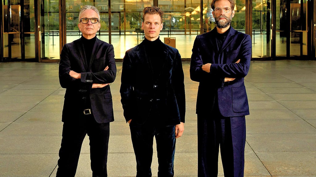 Bedienen Schlagzeug, Kontrabass und Vibraphon: Das Trio Dell-Lillinger-Westergaard musiziert in Halle.