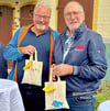 Die Gratulanten, darunter Bernburgs ehemaliger Oberbürgermeister Henry Schütze, bekamen als Gastgeschenk einen Beutel mit Birnen. 