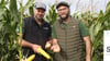Wieland Eisner von Syngenta und der Gersdorfer Landwirt Matthias Conert (rechts) haben Kollegen aus der Region zur sogenannten Sorten-Demo eingeladen. Im Mittelpunkt standen mehr als zehn verschieden Maissorten. 
