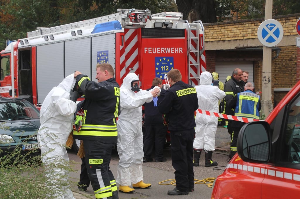 Nur mit Schutzanzügen können die Einsatzkräfte die Rechtsmedizin betreten.