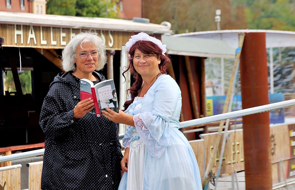 Autorin Christina Auerswald (links) und Stadtführerin Beate Krauße als Magdalene laden zu einer vergnüglichen und lehrreichen Floßfahrt ein.